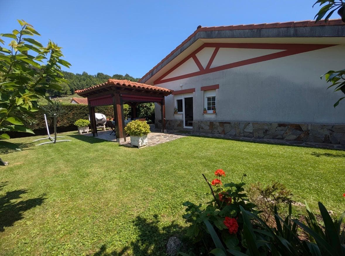 Terraza abierta al jardín privado de Villa Maddi