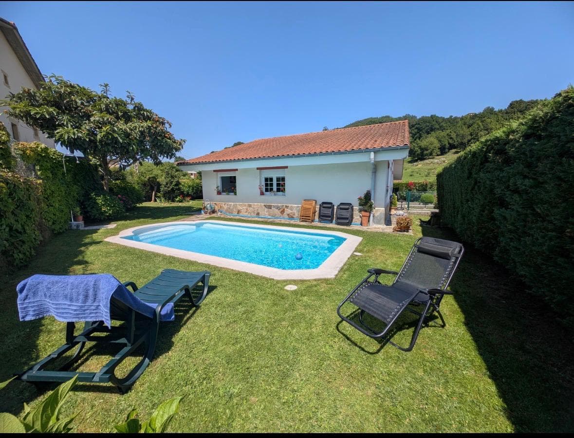 Jardín privado y exterior de Villa Maddi en Voto, Cantabria